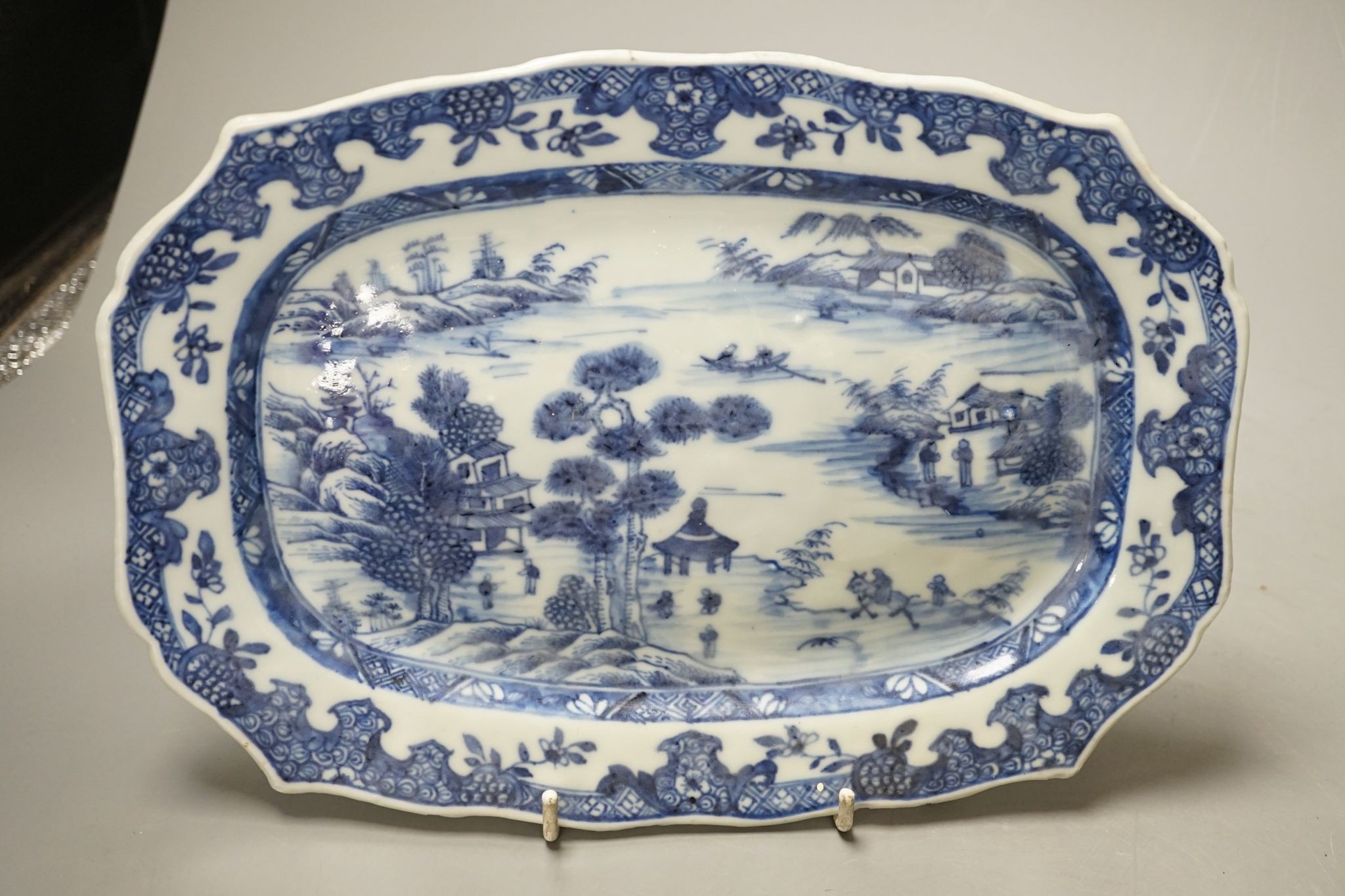 A pair of 18th century Chinese export Blue and white dishes, 27cm